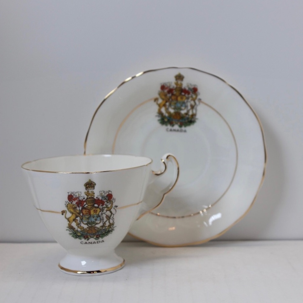 RIDGEWAY POTTERIES Royal Adderley Canada Crest H1418L Fine Bone China Tea Cup